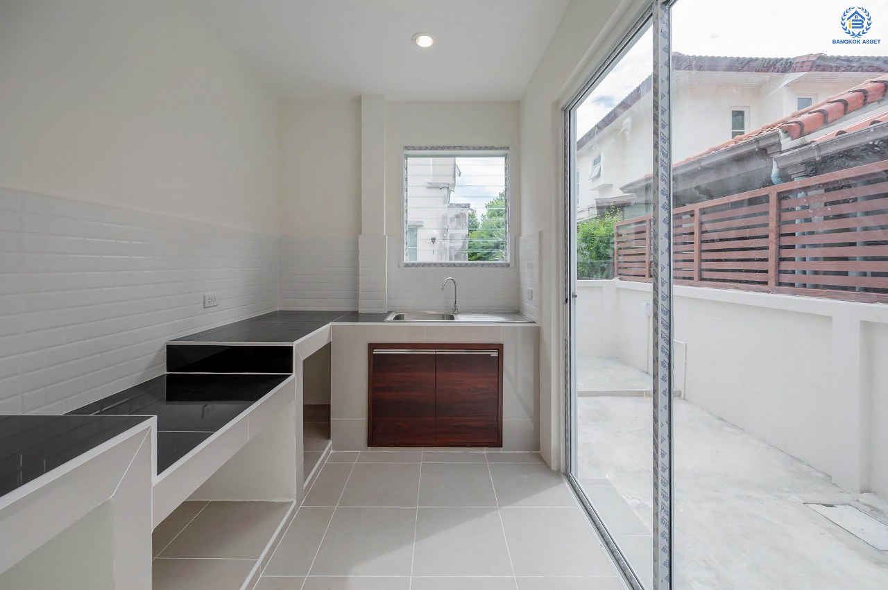 บ้านมือสองตกแต่งใหม่ โครงการ ชัยพฤกษ์ ติวานนท์-ราชพฤกษ์1 เนื้อที่ 56.20 ตร.ว. ฟังก์ชัน 3 ห้องนอน 2 ห้องน้ำ จอดรถได้ 1 คัน สภาพแวดล้อมดี บนทำเลศักยภาพ หน้าโครงการติดถนนใหญ่ เชื่อมต่อถนนราชพฤกษ์ ใกล้จุดขึ้นทางด่วน "ศรีสมาน" ใกล้ห้าง "เซ็นทรัลเวสเกต" และ "โรบินสันศรีสมาน"...